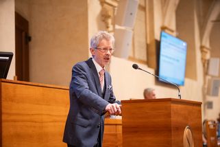 Nepomáhat by byl skandál. Senát vyzval vládu k fin...